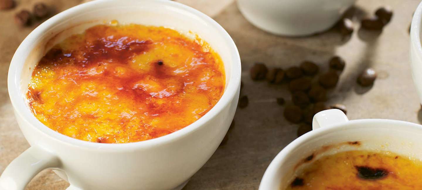 Crème brûlée i kaffekoppar