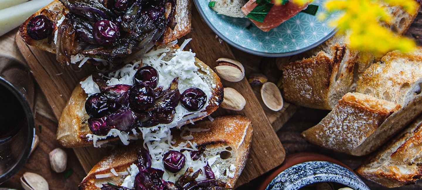 Crostini med manchego och karamelliserad schalottenlök