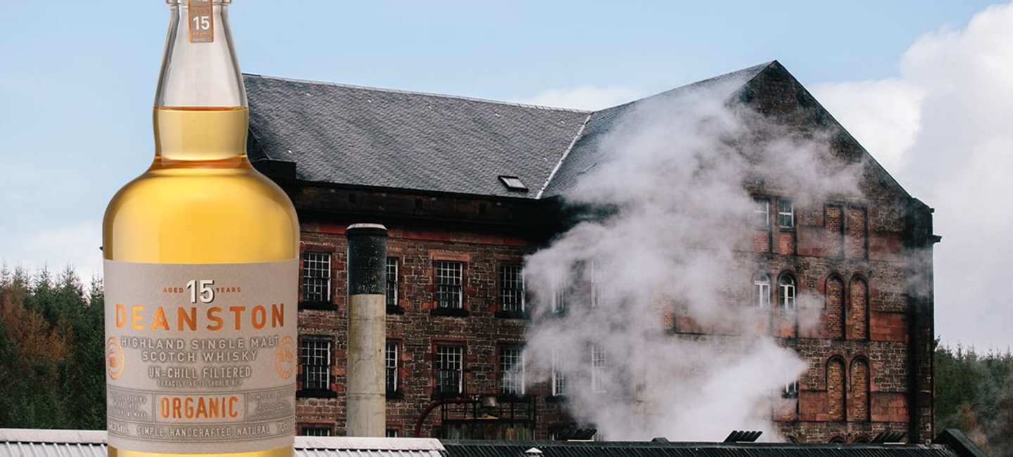 Deanston 15 Years Organic single malt med destilleriet i bakgrunden