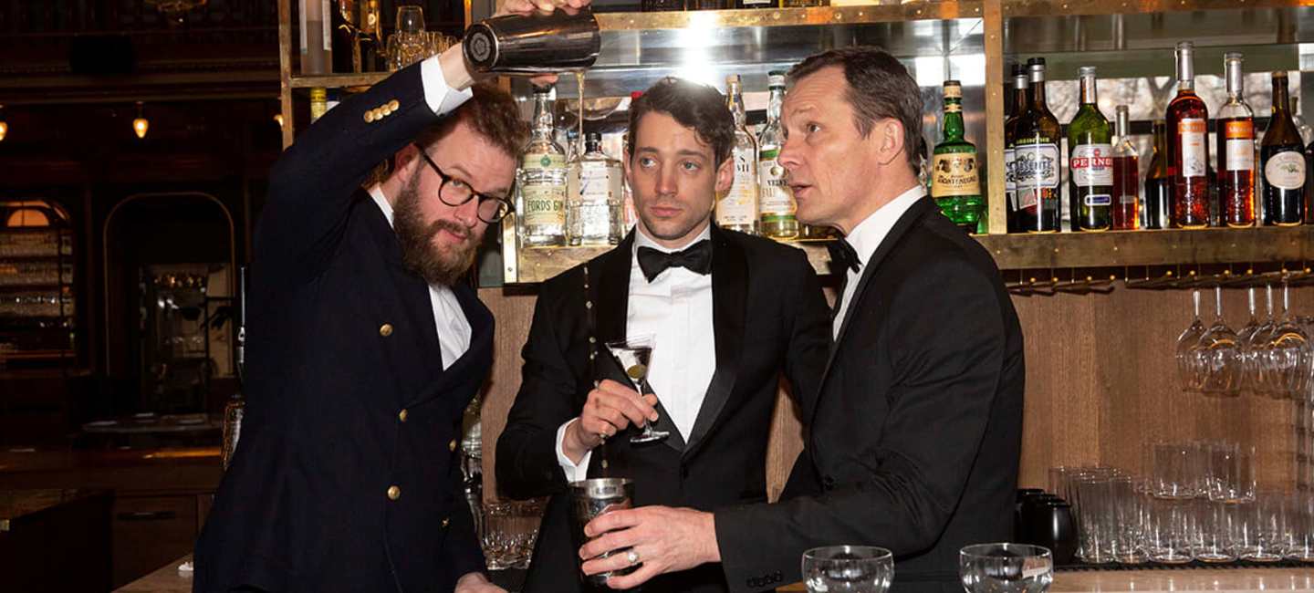 Emil Åreng, Måns Herngren och Adam Lundgren i en bar