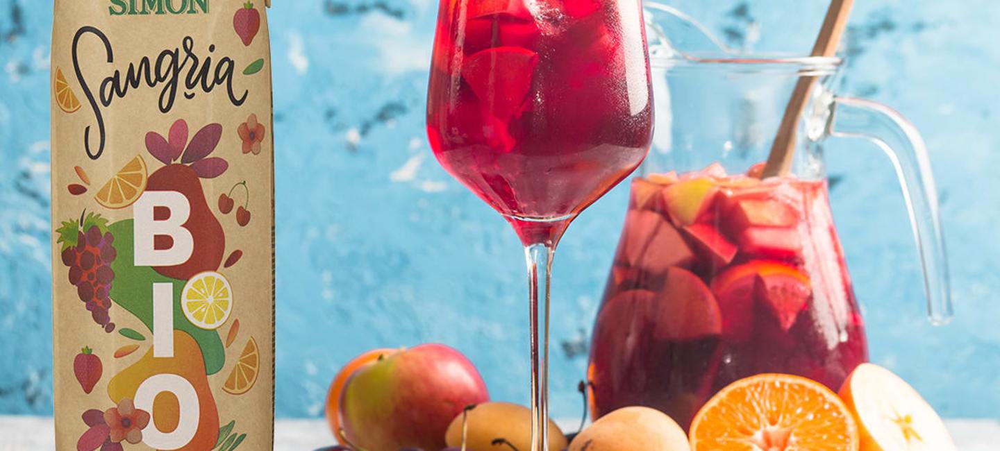 Tetra med Don Simon Sangria Eko bredvid vinglas och kanna med sangria