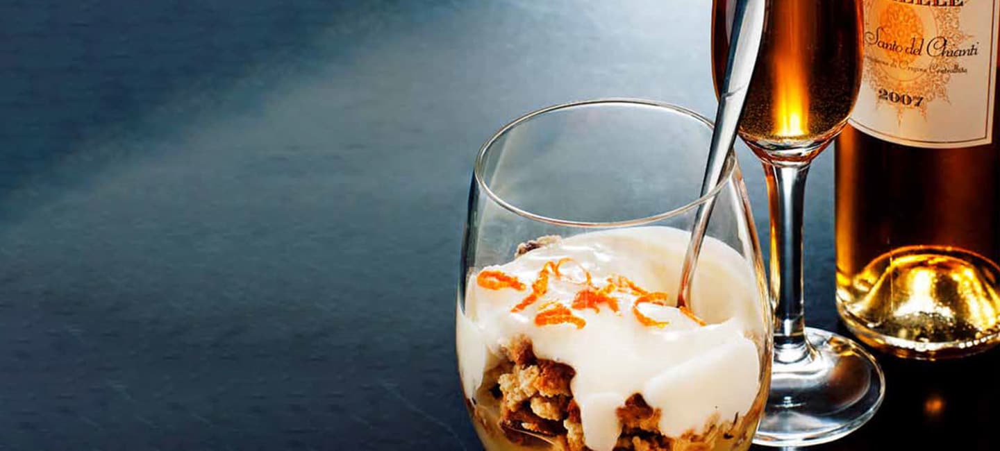 Efterrätt i glas med kokta päron med vaniljyoghurt