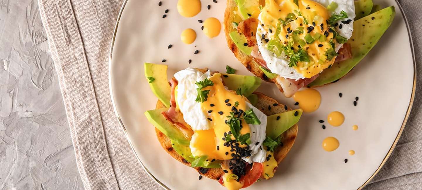 Eggs benedict på tallrik