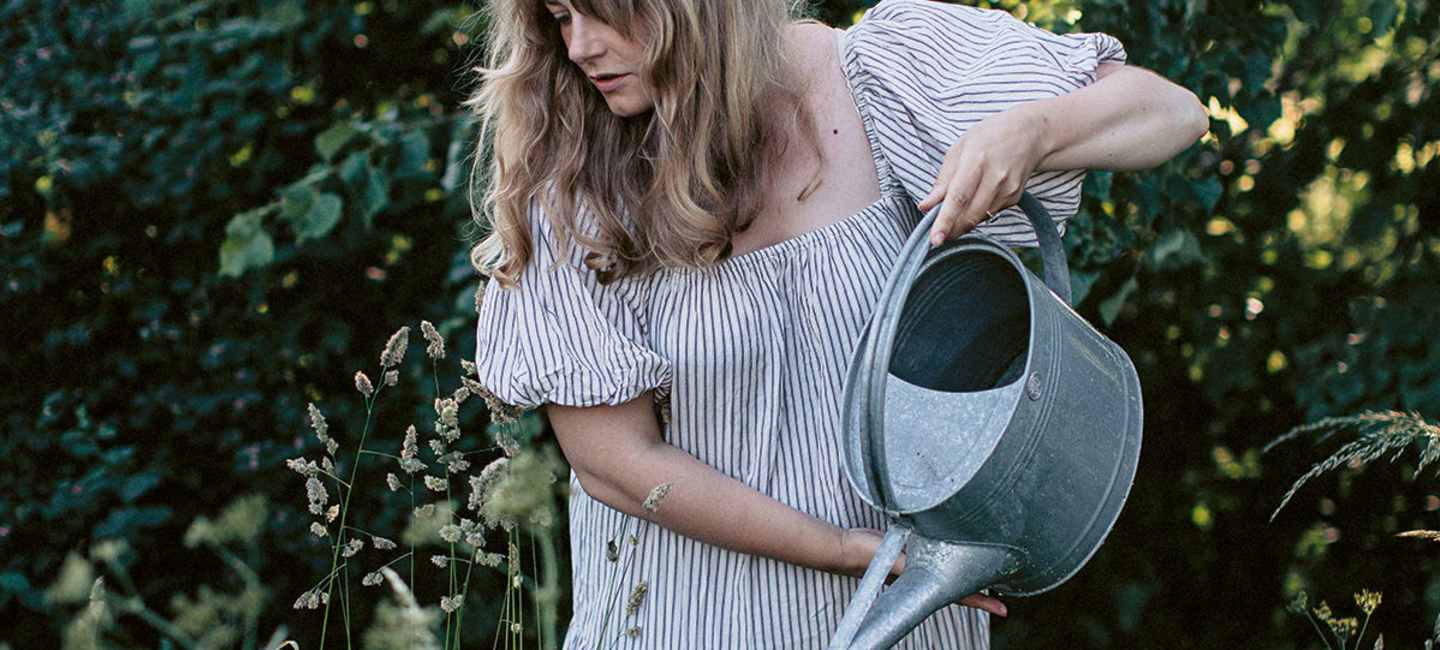 Elsa Billgren med vattenkanna