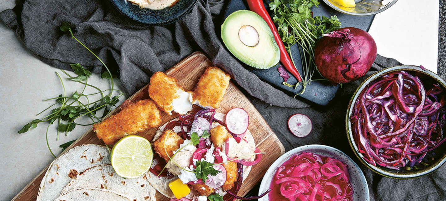 Crispy fish tacos med mango- och avokadosalsa, kålsallad och chipotlemajo