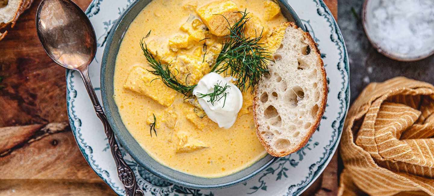 solgul fisksoppa med torsk och lax