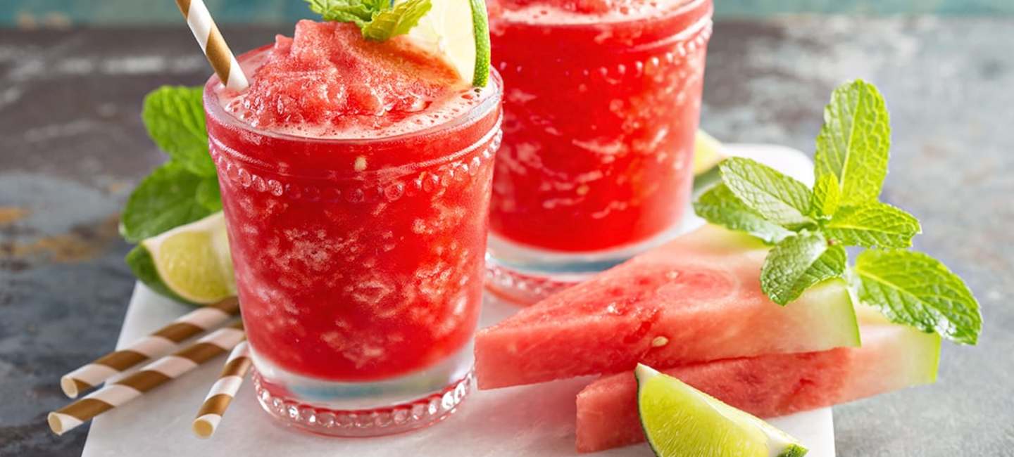 Två Frozen Watermelon Daiquiri på marmorskiva