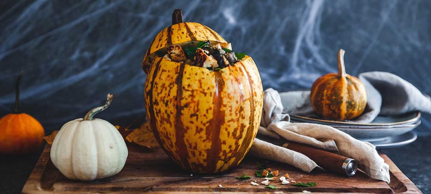 Pumpa fylld med svamp och halloumi till Halloween
