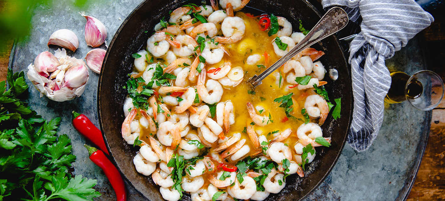 Gambas al ajillo i gryta på bord