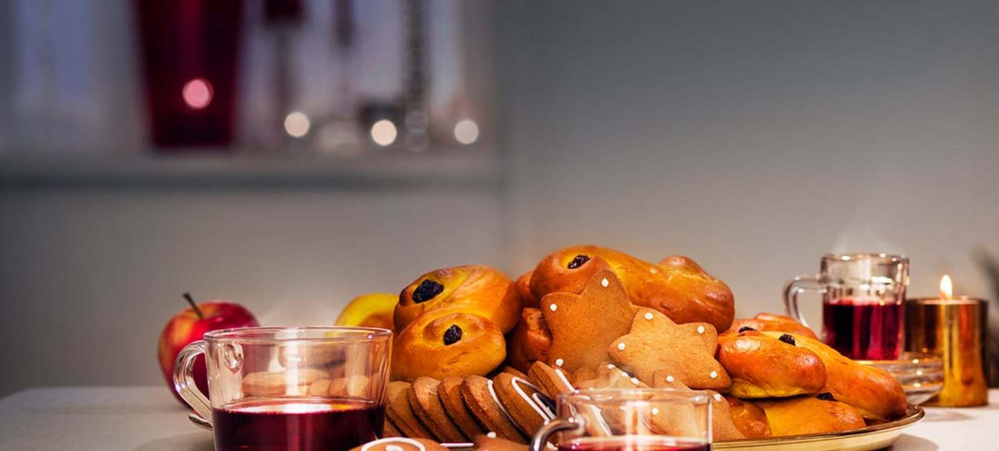 Glögg med saffransbullar och pepparkakor