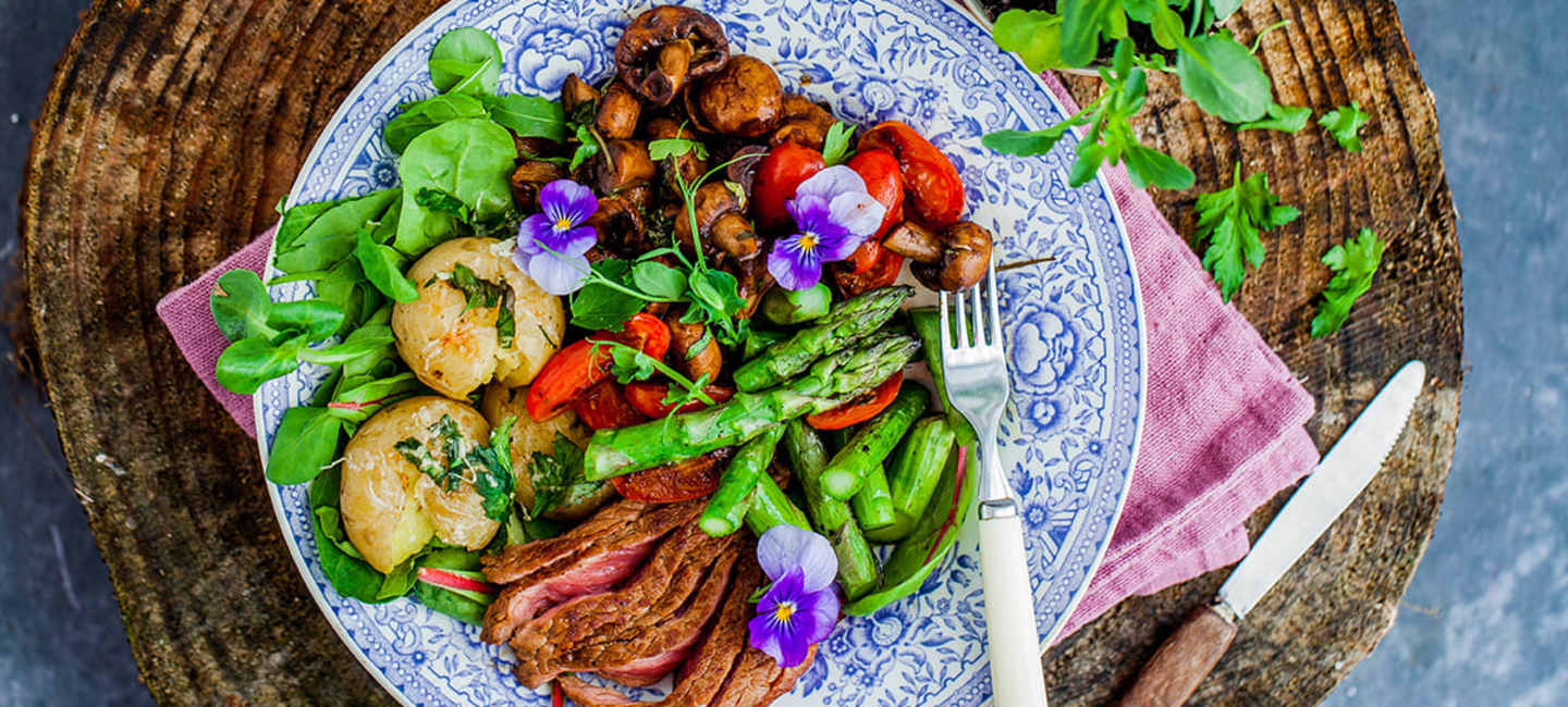 Grillad ryggbiff med krossad potatis och balsamicochampinjoner