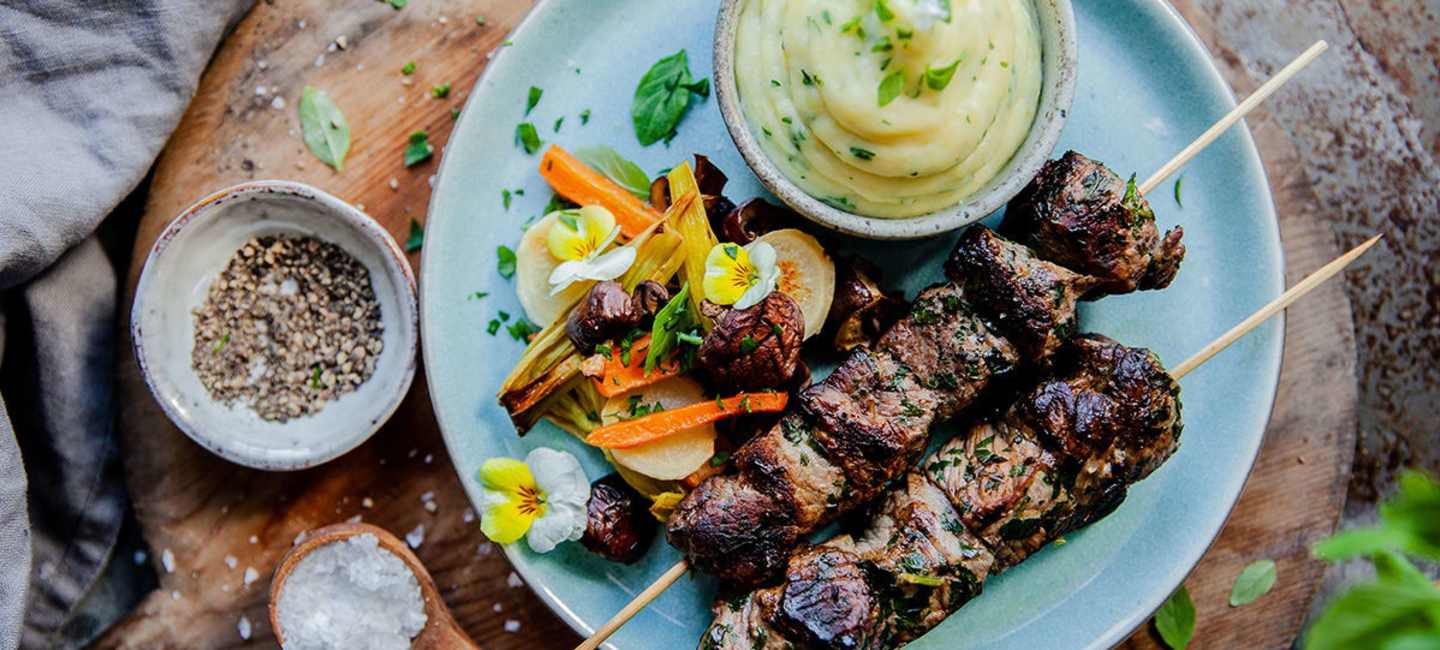 Grillspett med rostade rotfrukter och potatispuré