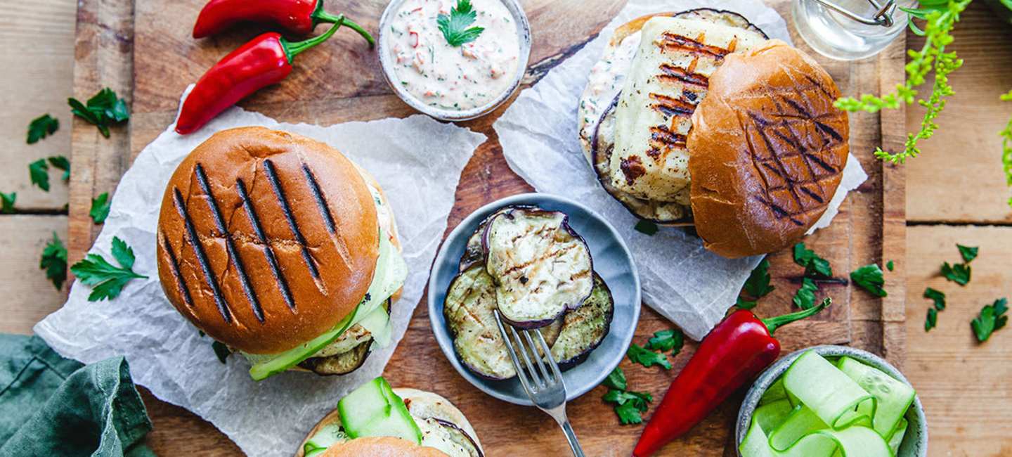 Halloumiburgare med grillad aubergine och chimichurrimajo