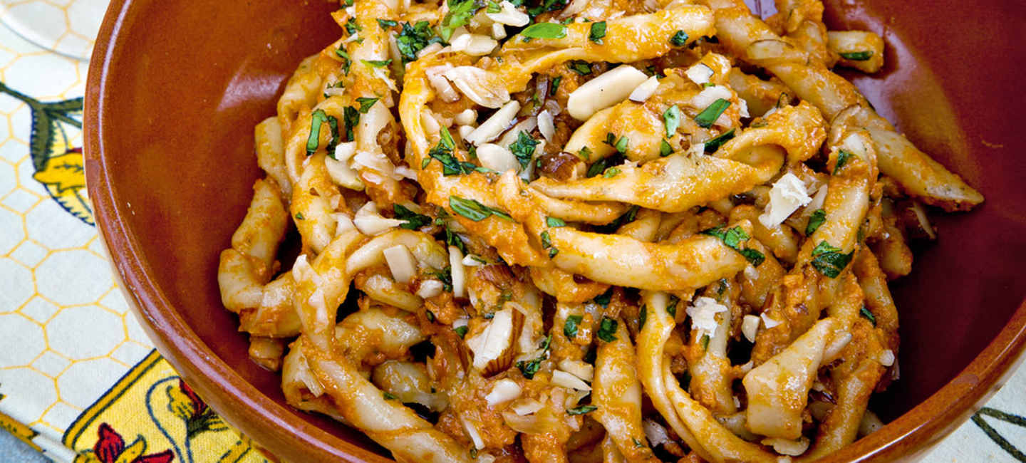 Hemmagjord pasta med rosa pesto på tomat, basilika och mandel
