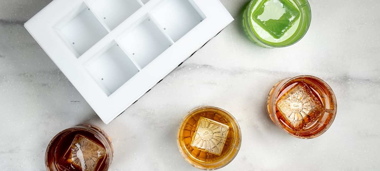 Islåda med drinkar i olika färger