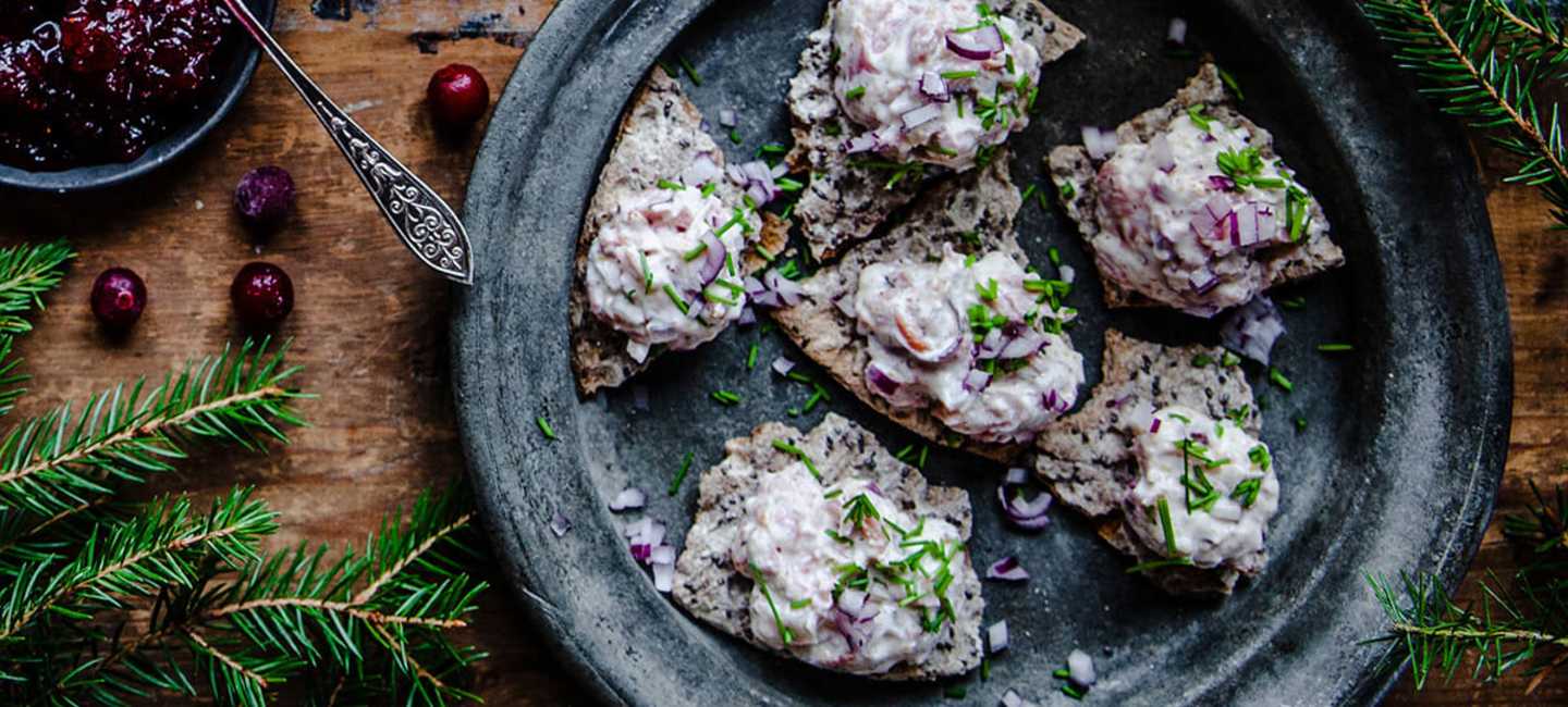 Julsnittar med krämig röra på senap, gräslök och vedrökt karré