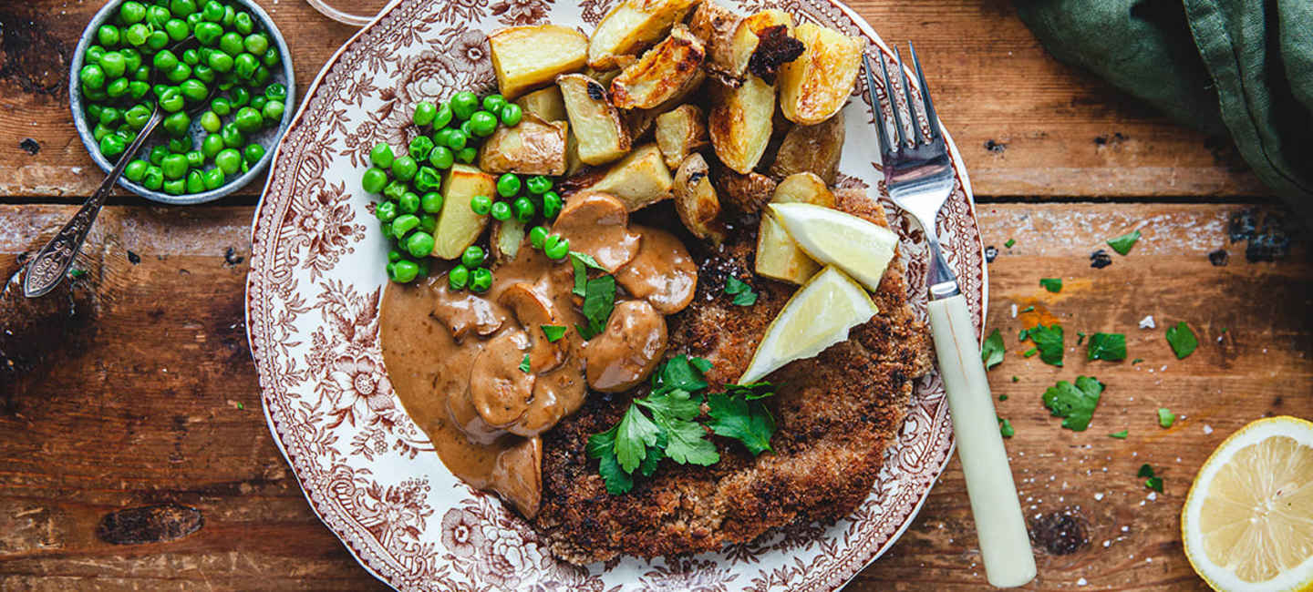 Kalvschnitzel med champinjonsås och ugnsrostad potatis