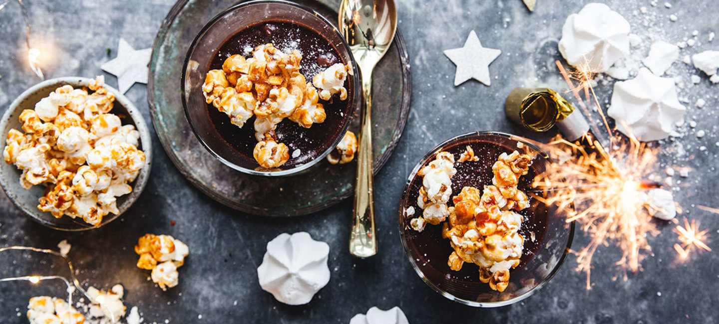 Chokladkräm med päronlikör och karamelliserade popcorn