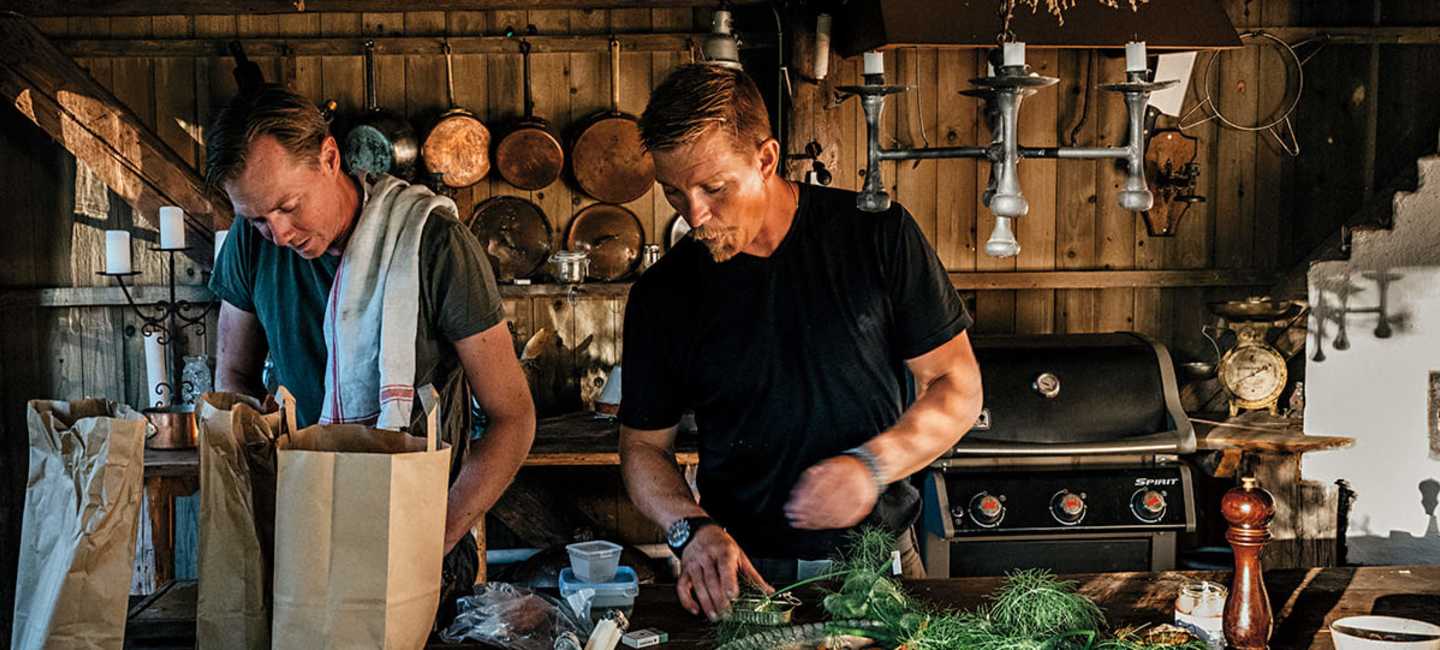 Mikael och Hubbe lagar mat i bod