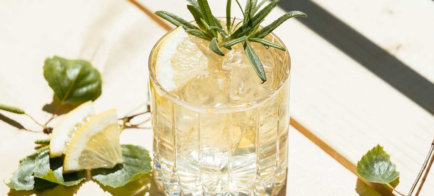 Koskenkorvas skogsdrink i lågt glas
