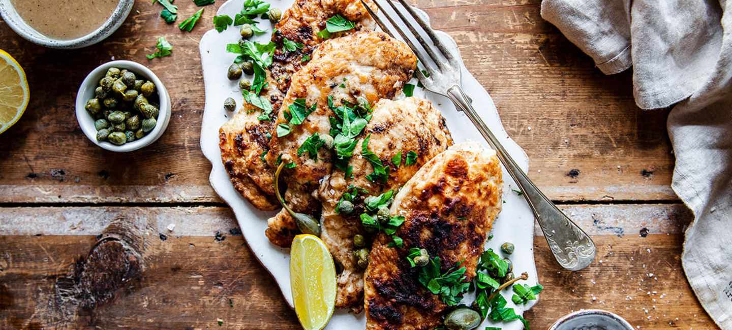 Piccata på kyckling med klassisk sås, citron och kapris.
