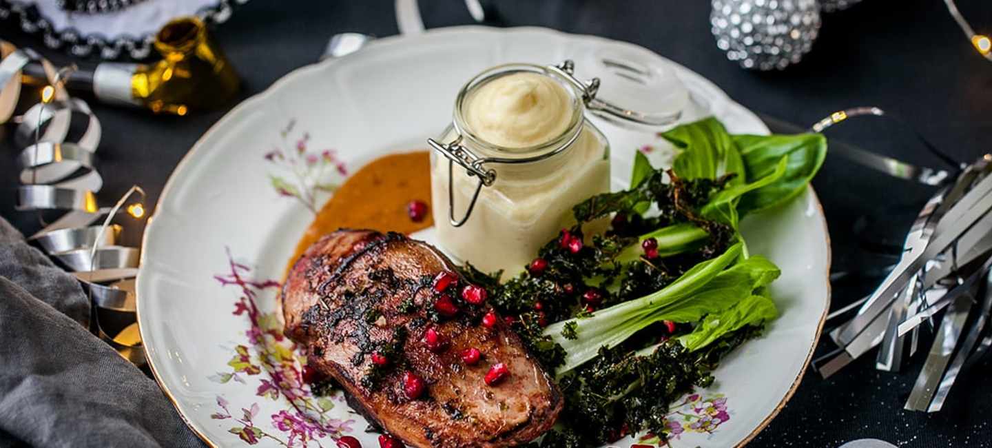 Lammytterfilé med rotsakspuré smaksatt med tryffel och friterad grönkål