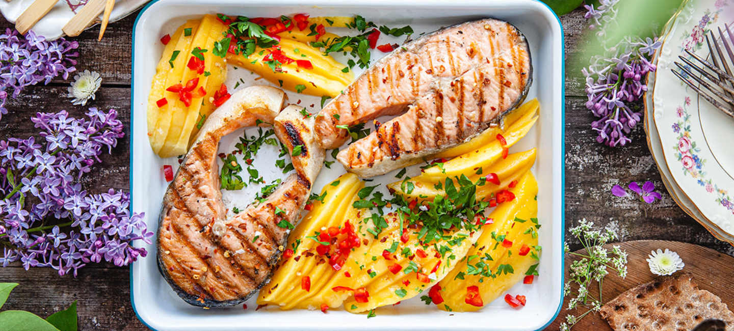 Grillade laxkotletter med mango