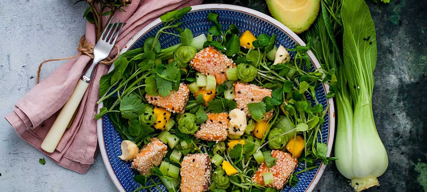 Laxsallad med avokadokräm och rökt majonnäs