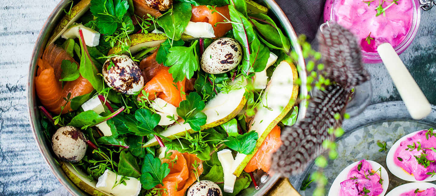 Rökt laxsallad med vaktelägg, ost och hjortrondressing