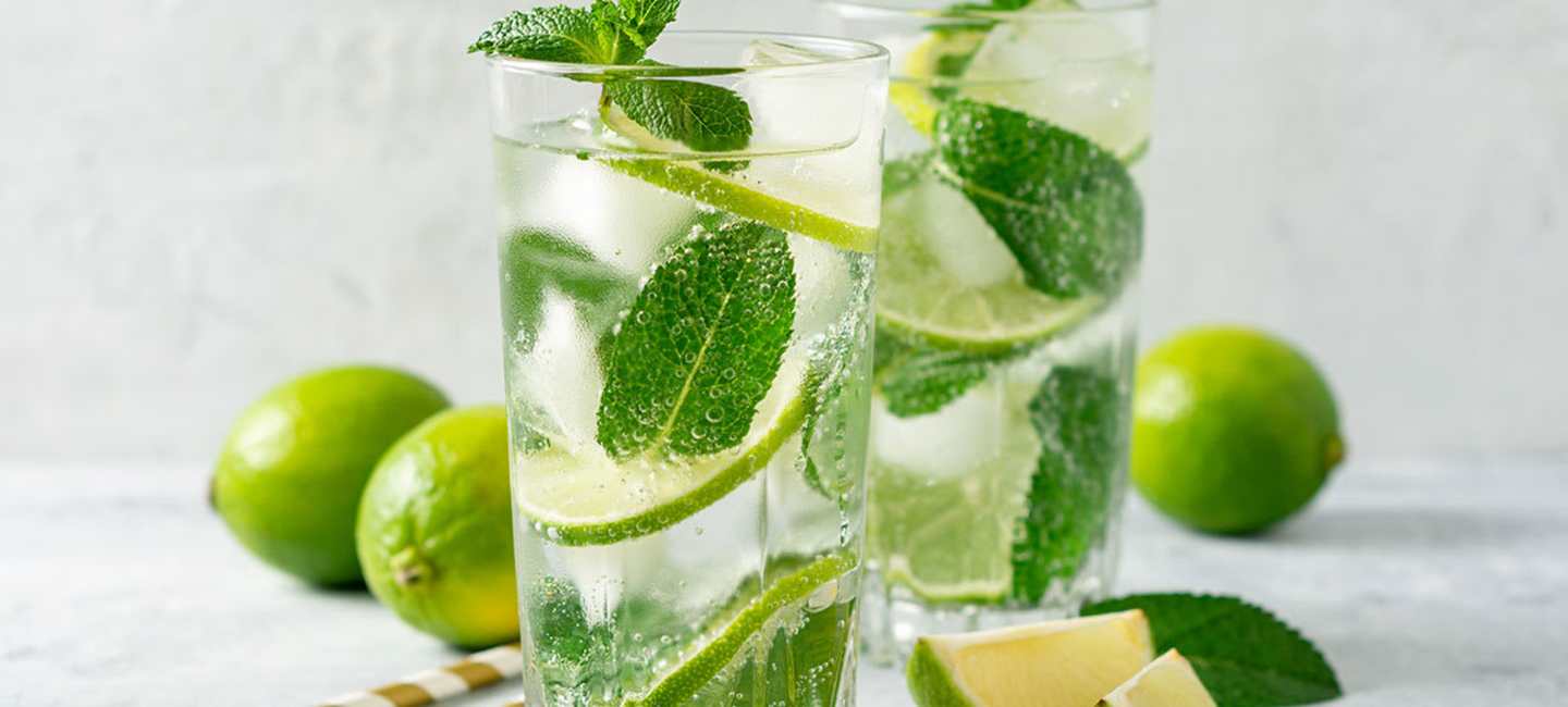 Två cocktailglas med lime och mynta. 