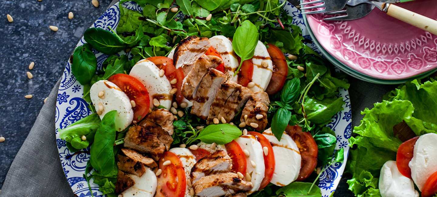 Marinerad kyckling med mozzarellasallad