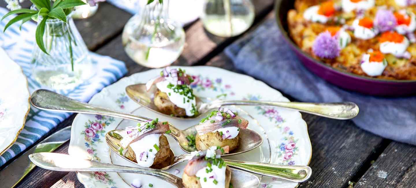 Matjessill och potatis på sked