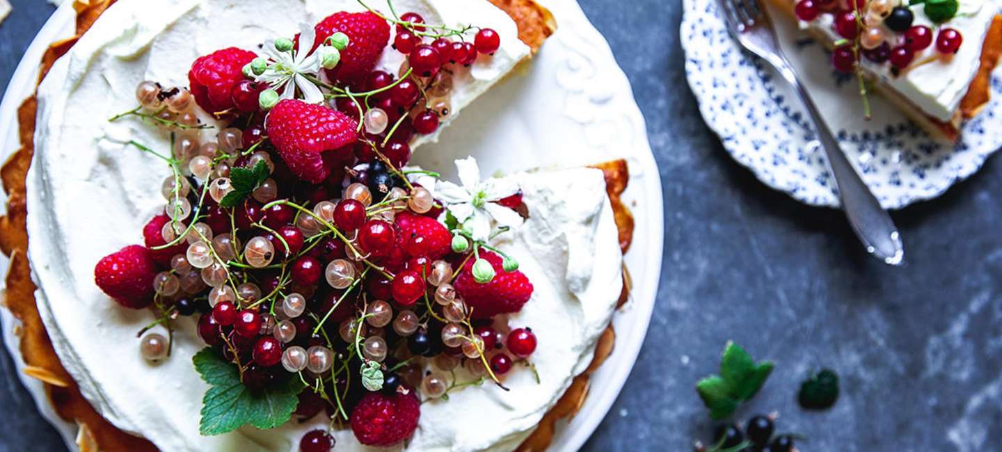 Mazarintårta med sensommarbär