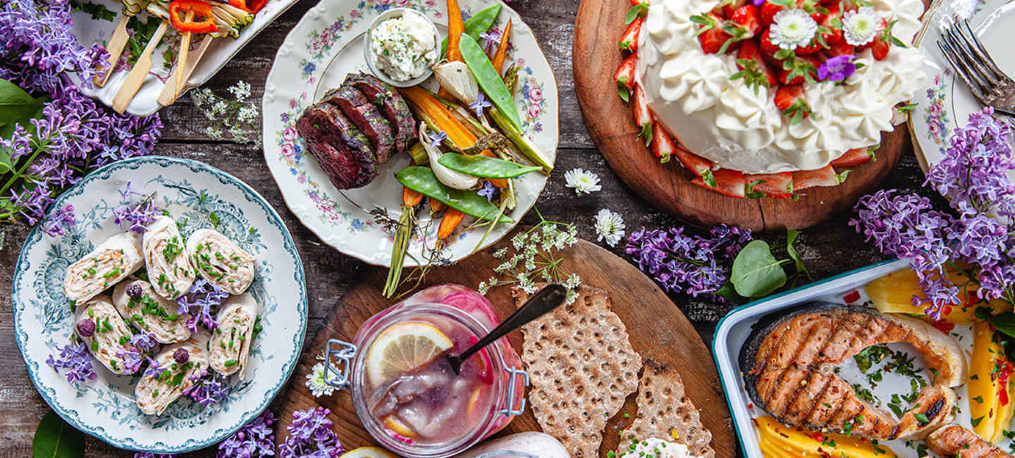 Midsommarmat uppdukat på långbord