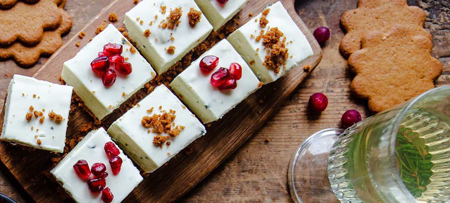 Mousse med ädelost, grädde och honung på pepparkaka