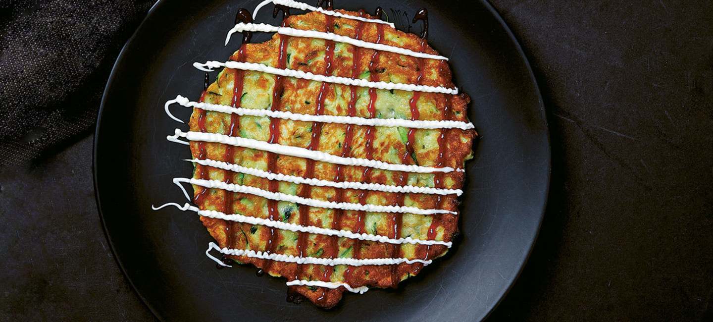 Okonomiyaki på en svart tallrik