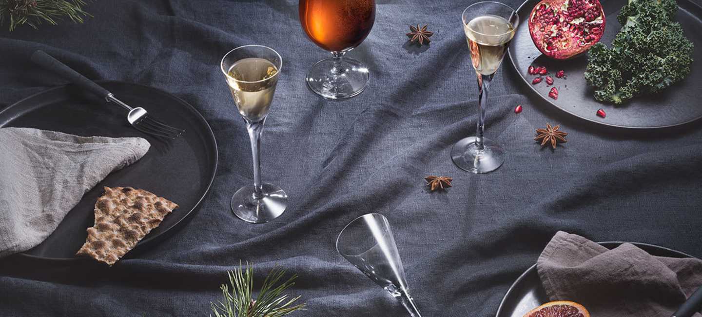 Julbord med öl- och snapsglas från Orrefors serie More