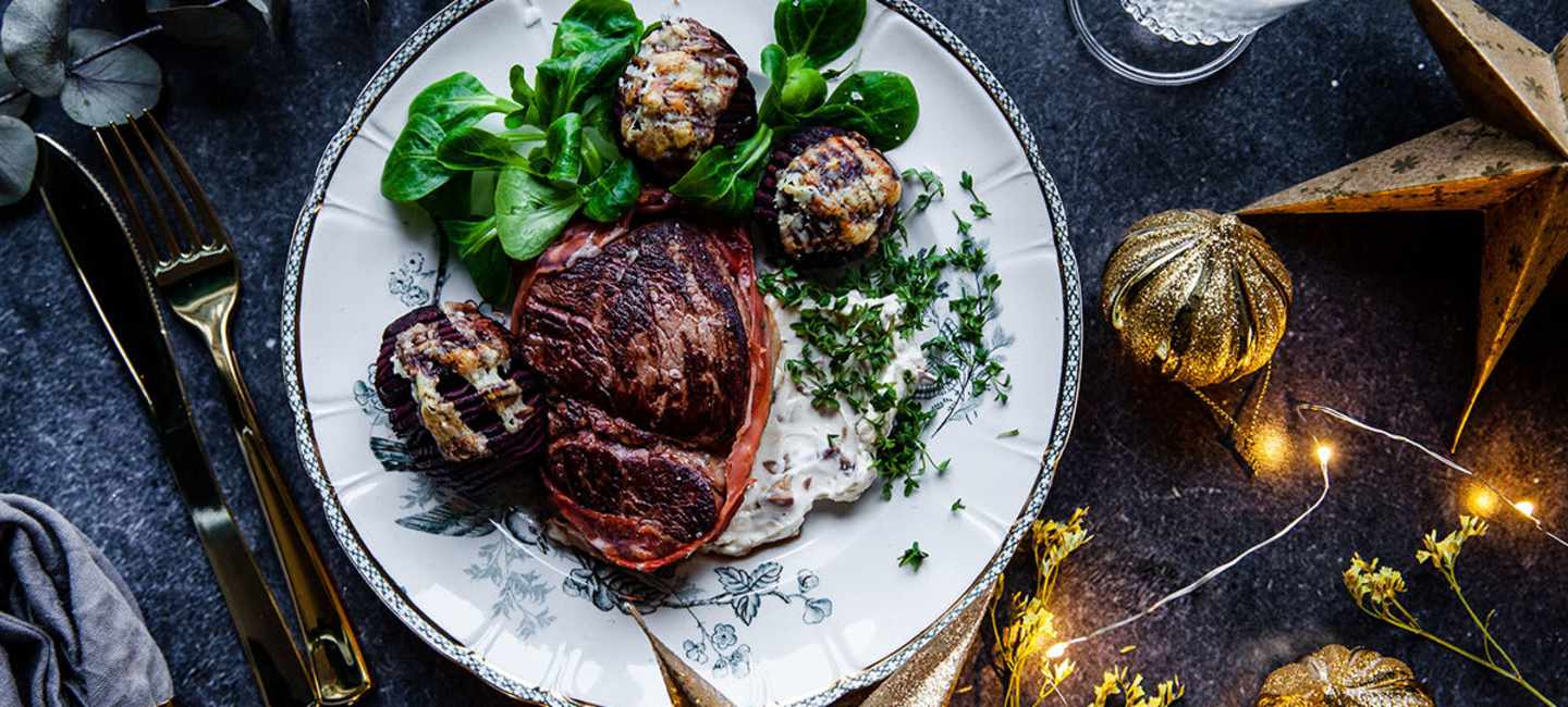 Parmalindad oxfilé med svamp- och tryffelkräm och hasselbacksrödbetor.