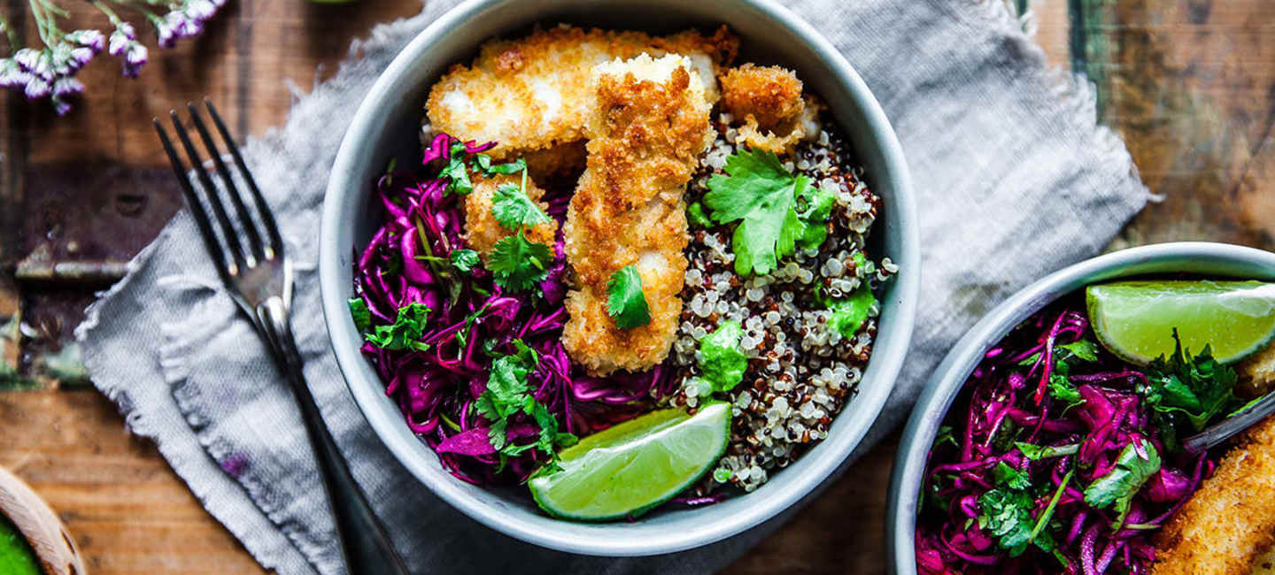 Skaldjursbowl med pankopanerad fisk