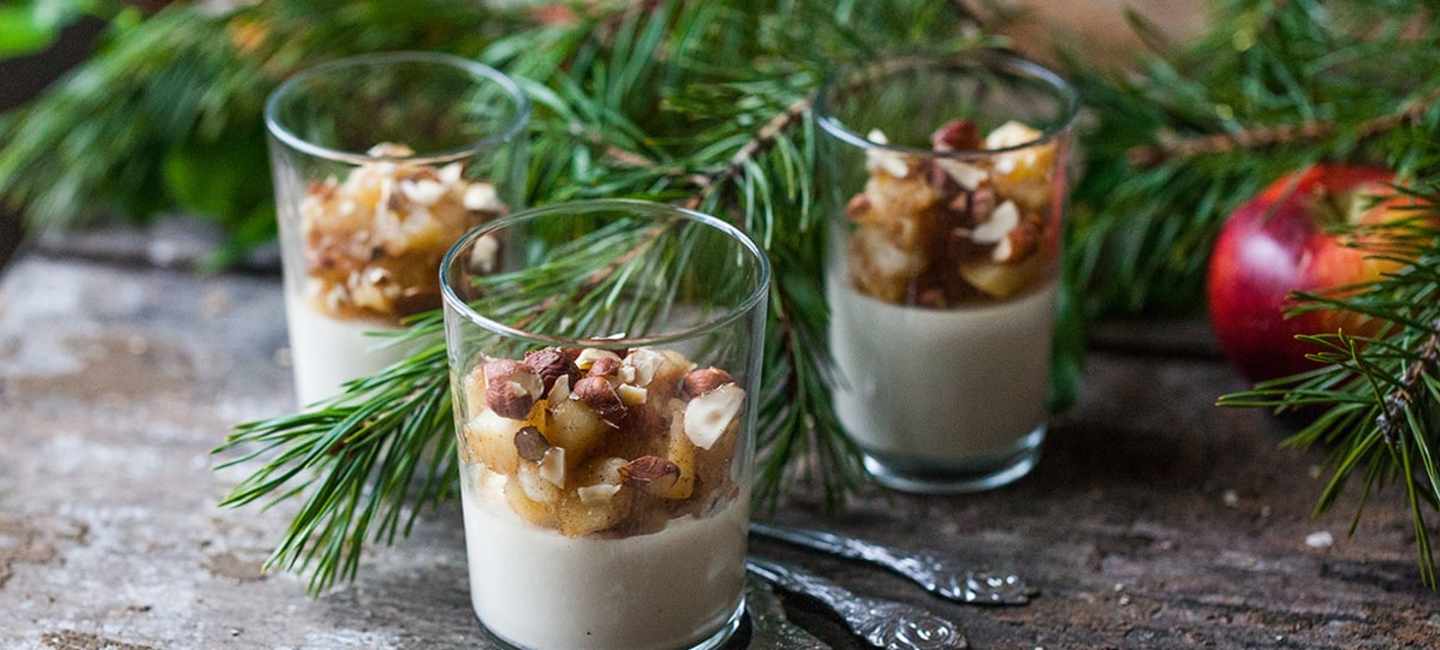 Pannacotta med calvadosfrukt och hasselnötter