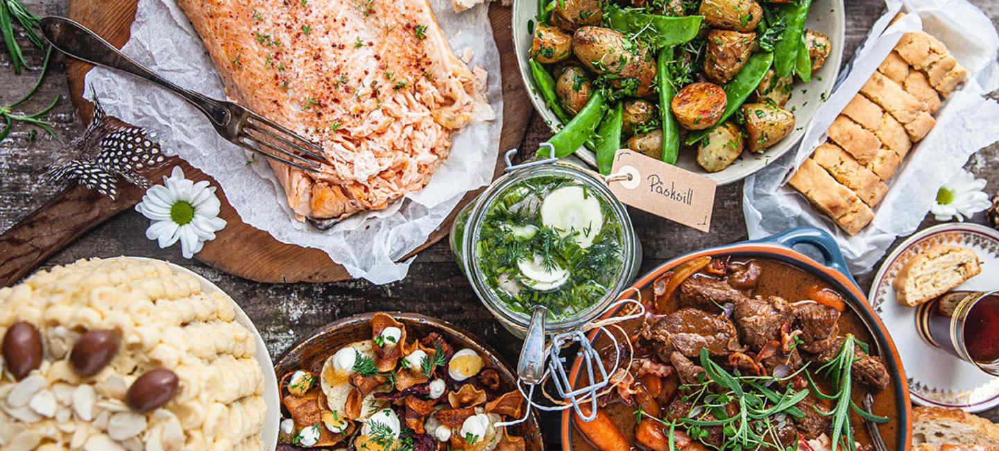 Påskbord dukat med flera rätter