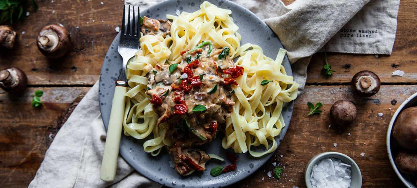 Pasta med ädelostsås och svamp