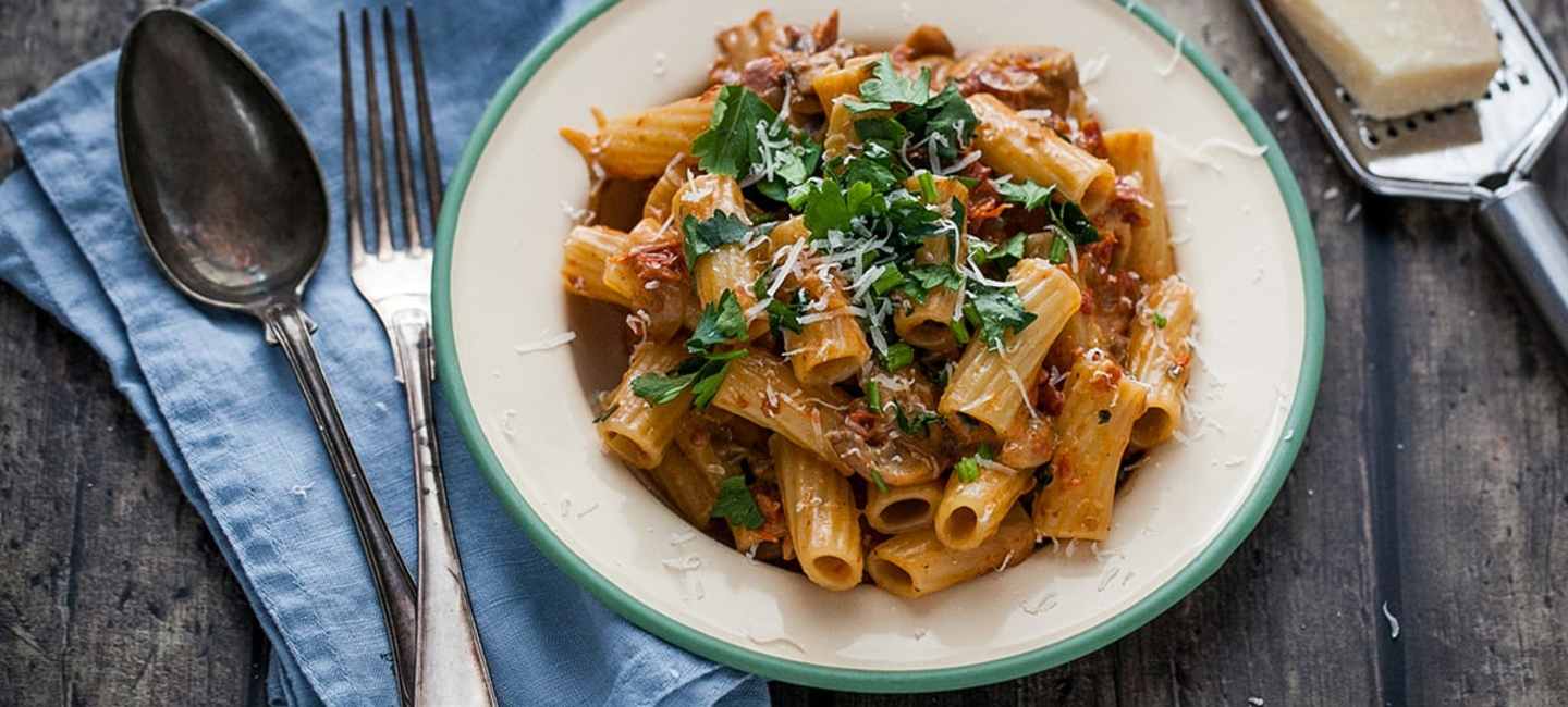 Krämig pasta med färsk svamp och soltorkade tomater
