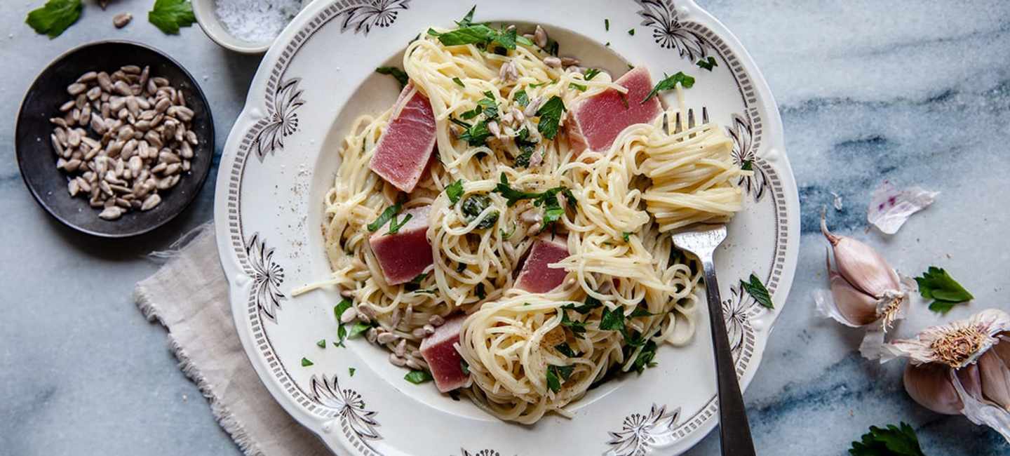 Pasta med halstrad tonfisk, vitlök och vitt vin