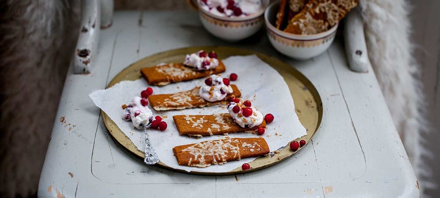 Pepparkakssticks med lingoncrème