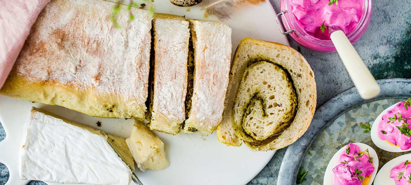 Bröd med pestofyllning