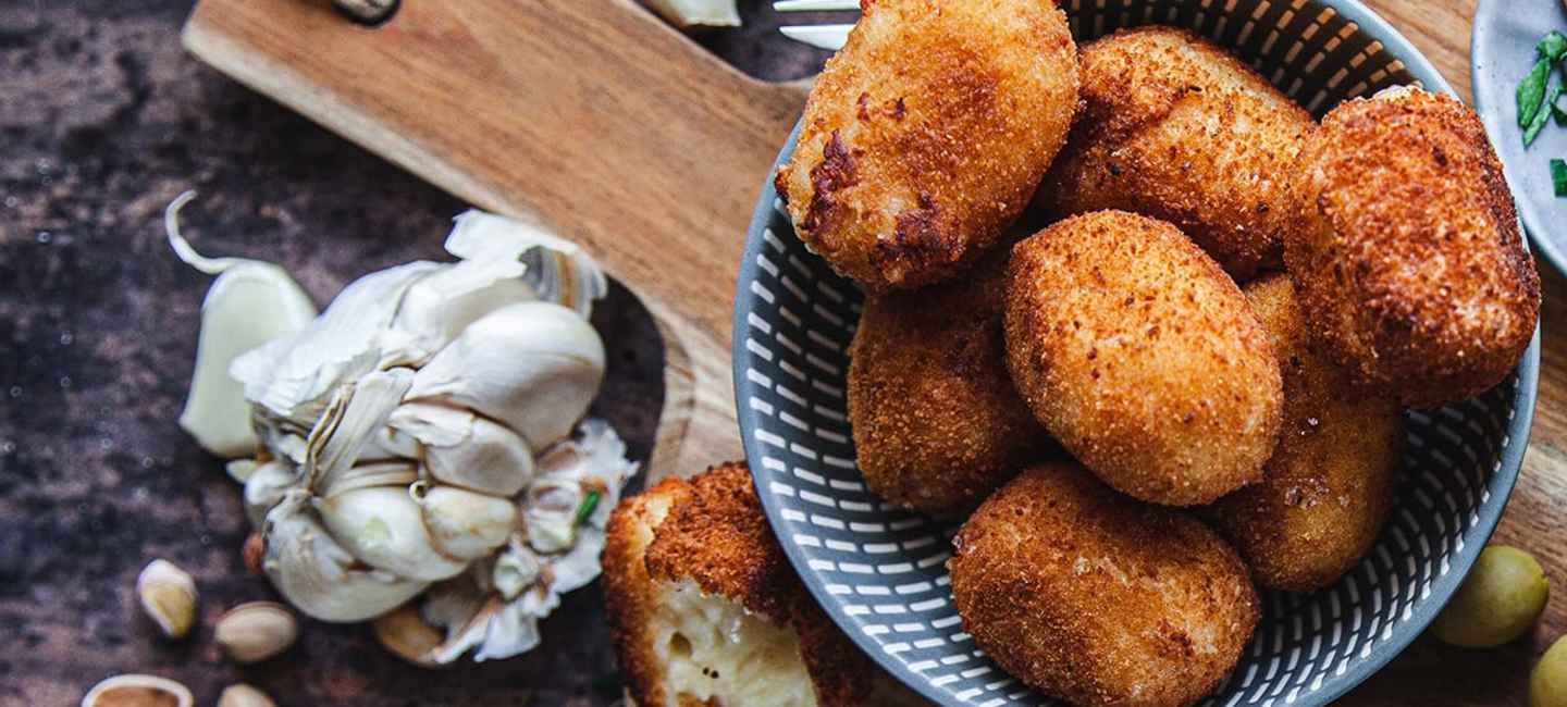 Spanska pinchos - frasiga kroketter med serranoskinka