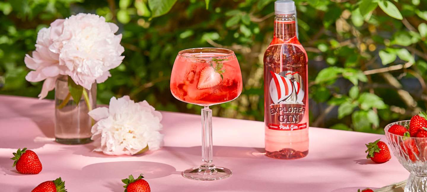 Pink Gin & Tonic på bord utomhus