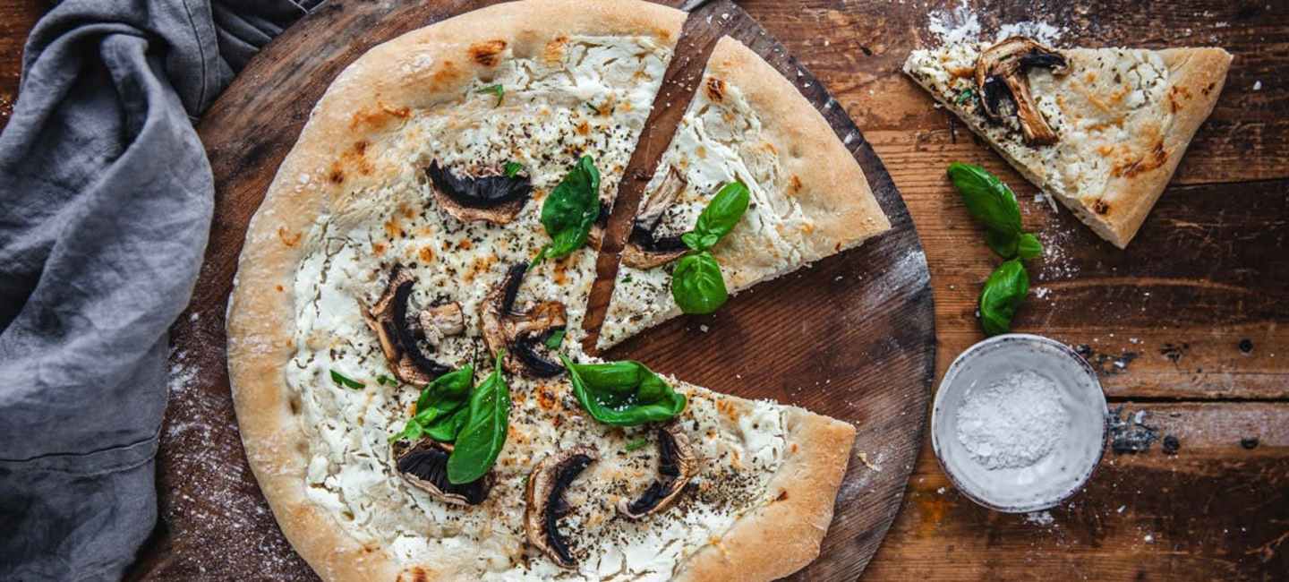 Vit pizza på ett fat 