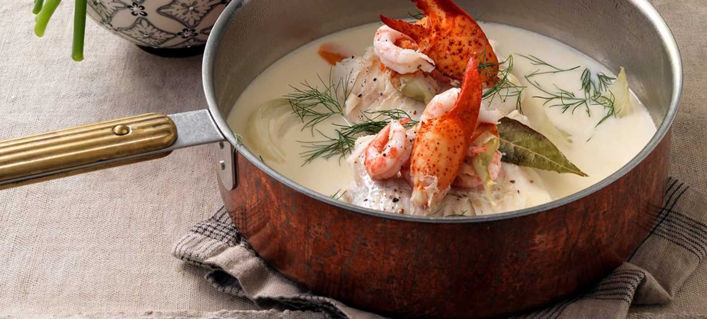Pocherad vit fisk med vitvinssås och skaldjur